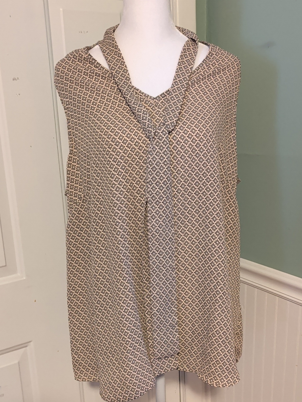Sleeveless XL Adrianna Papell Geometric Tie-Neck Blouse Women's